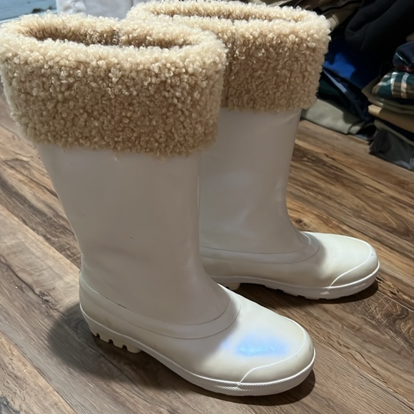 UGG Millcreek Iridescent White Rubber Cream Skeepskin Fleece Lined Rain Boots - Picture 1 of 3